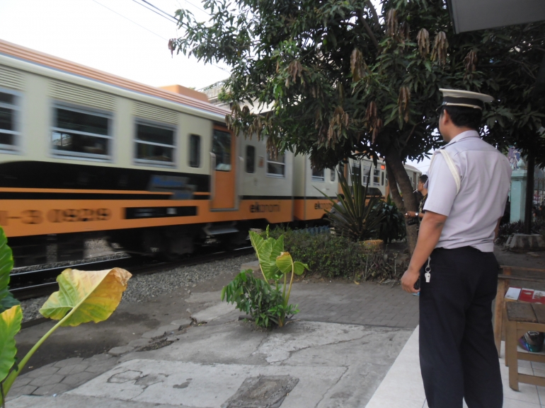 petugas perlintasan yang memantau kereta api (dok. pribadi)