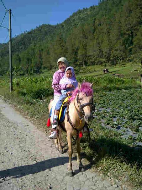 Berkuda di Tawangmangu bersama Teteh.
