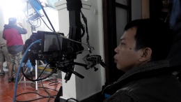 Tono Wisnu sebagai DOP sedang mengecek display kamera