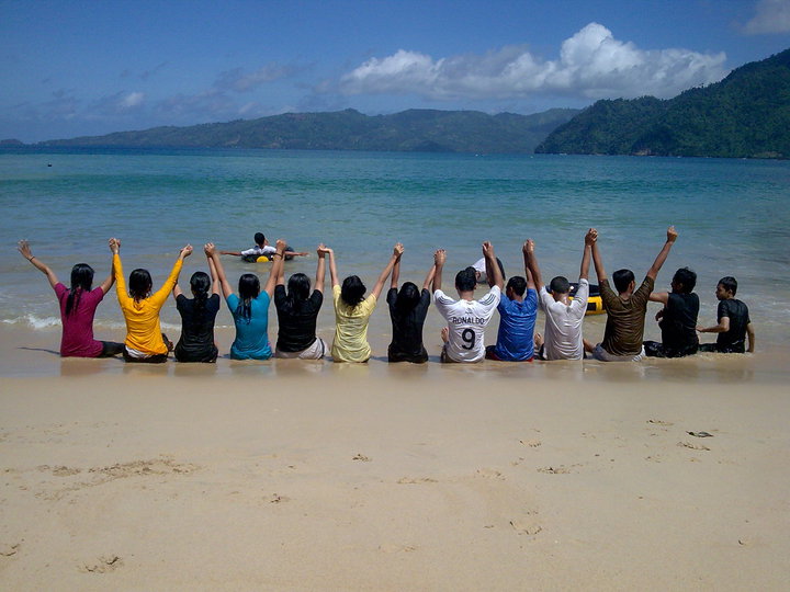 Gaya Foto Bersama Teman Dipantai gaya selfie kekinian Gaya Foto Bersama Teman Dipantai gaya selfie kekinian