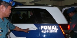 Kolonel Laut ASB (dalam mobil), tersangka kasus penyalahgunaan sabu-sabu dibawa dari Kantor Badan Narkotika Nasional ke Markas Polisi Militer Angkatan Laut, Senin (29/4/2013) malam.kompas.com