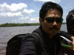 "Perahu motor yang membawa penulis ke Ceremai, Sungai Belacan dan Temajuk. (gambar pribadi abanggeutanyo)"