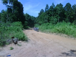 "Salah satu ruas jalan berpasir menuju desa Temajok" Dokpri