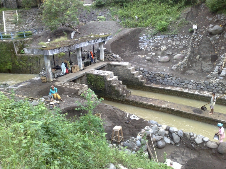 Bendungan ini merupakan hasil karya Ki Gede Sebayu, terletak di Desa Danawarih, Kabupaten Tegal (sumber: http://indonesiategalwisatalaka-laka.blogspot.com/)