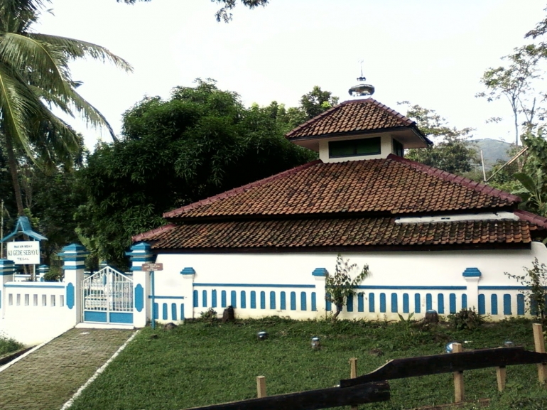 Masjid dan komplek makam Ki Gede Sebayu yang terletak di Desa Danawarih, Kabupaten Tegal (sumber: http://indonesiategalwisatalaka-laka.blogspot.com/)