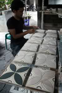 Keramik dinding bermotif Kawung produksi Studio 181