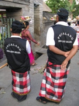 Seragam Polisi Adat atau Pecalang (www.kutaselatan.blogspot.com)