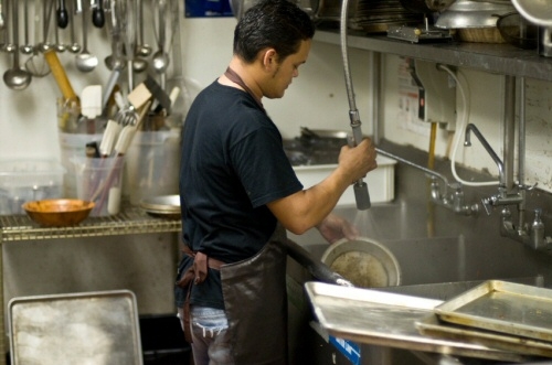 ilustrasi seorang dishwasher di restoran (sumber: http://restaurantsecuritycameras.com/)
