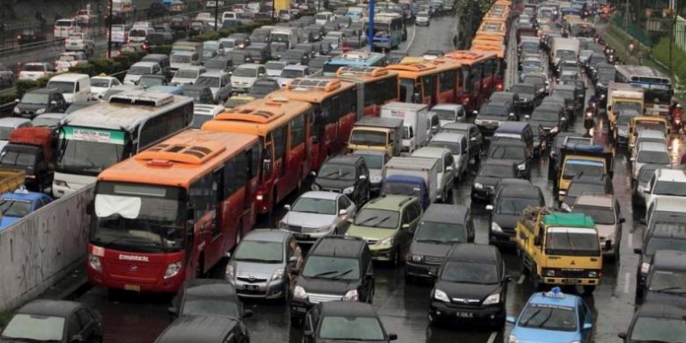 Kemacetan lalu lintas di sepanjang Jalan Gatot Subroto menuju arah Grogol, Jakarta, seusai hujan reda dan bertepatan dengan jam pulang kantor, Kamis (5/1/2012). (KOMPAS / TOTOK WIJAYANTO)