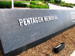 Pentagon Memorial disbelah gedung Pentagon. (Foto: BM)