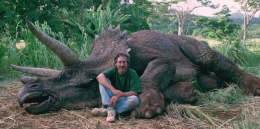 Steven Spielberg memburu Triceratops (sumber: nzherald.co.nz)