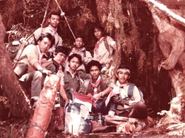 Menerobos hutan menuju Puncak Gunung Singgalang, Sumbar, 1982.