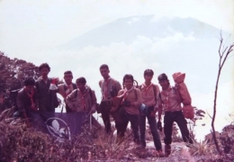 Disekitar ¾ ketinggian Gunung Singgalang dengan background Gunung Merapi, Sumbar, 1982.