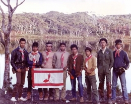 Bermalam di Telaga Dewi (Danau Kawah) di Puncak Gunung Singgalang, Sumbar, 1982.