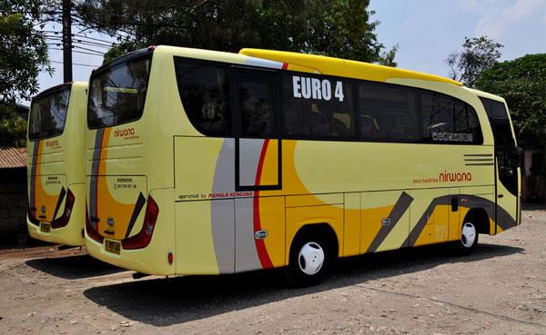 Stiker EURO-4 pada Bus yang sudah menyesuaikan mesin dengan standar emisi gas buang Eropa (Blogspot)