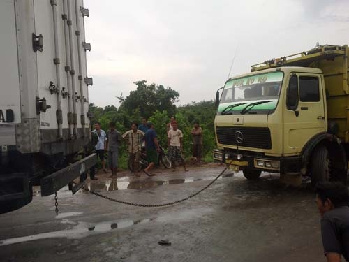 Tiga Jam Terhenti Karena ada Tabrakan Bis Dengan Truk Fuso Tiga Jam Terhenti Karena ada Tabrakan Bis Dengan Truk Fuso