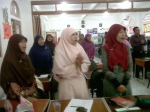 Kami Bernyanyi dan gembira bersama guru-guru hebat di SDIT Al Ikhlas Pondok Melati Bekasi