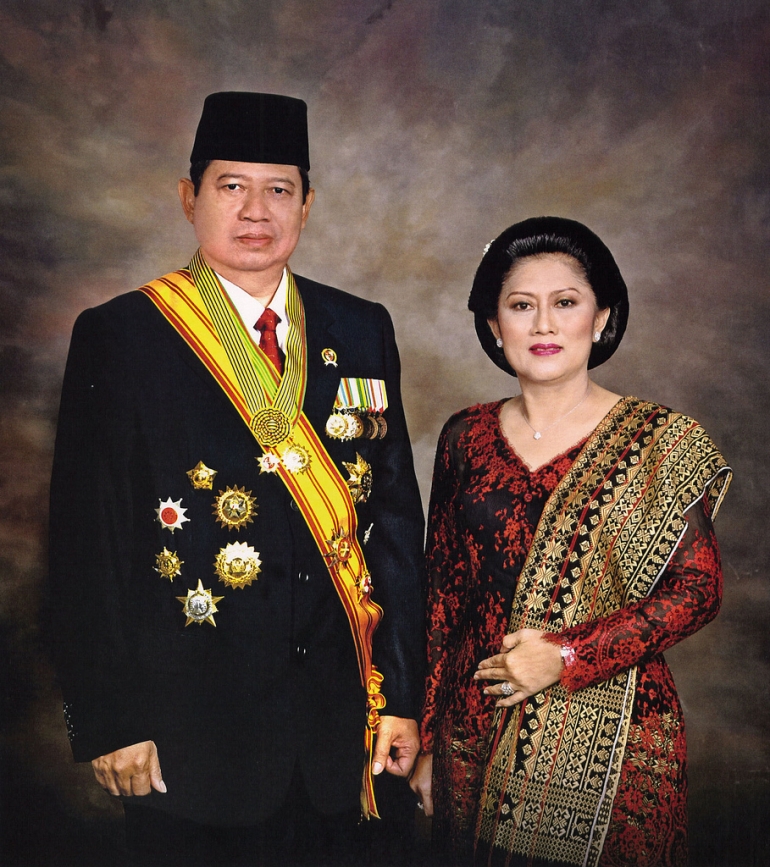 http://upload.wikimedia.org/wikipedia/id/d/de/Susilo_Bambang_Yudhoyono_and_Ani_Yudhoyono.jpg