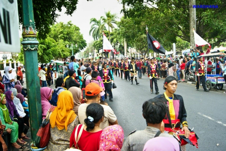 Masyarakat Yogyakarta dan wisatawan memadati Malioboro untuk merayakan Hari Pariwisata Dunia 2014.