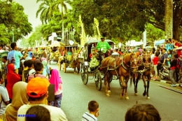 Kereta kuda membuka iring-iringan karnaval wisata.