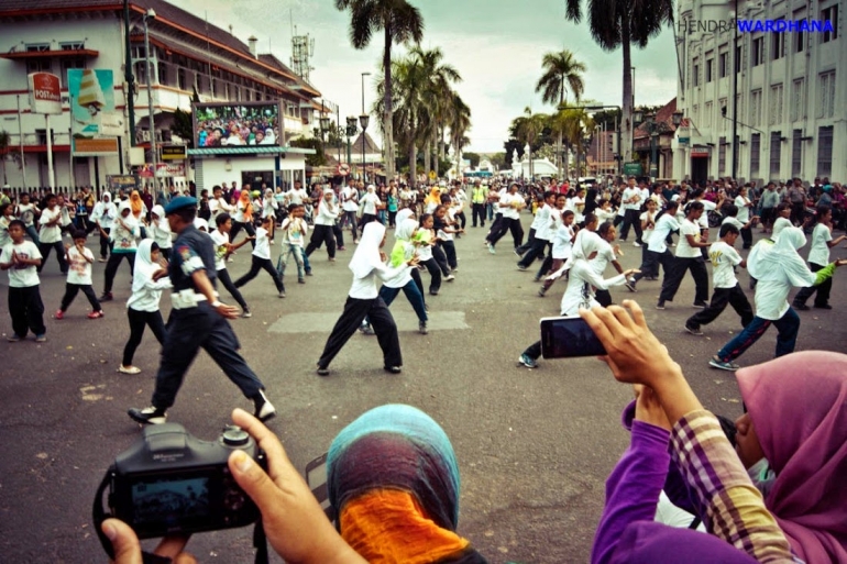 Flashmob Rampak Pencak diperagakan oleh ratusan pesilat cilik di perempatan Nol Kilometer Yogyakarta.