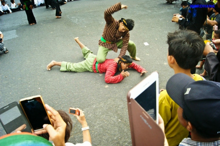 Duel dua pesilat di atas aspal jalan Malioboro.