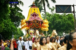 Masyarakat penganut Hindu dengan Kereta Kresna berukuran besar.