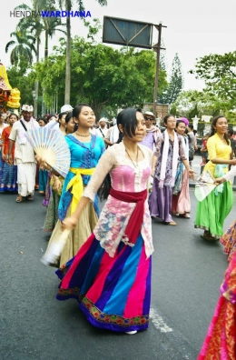 Menari sepanjang jalan.