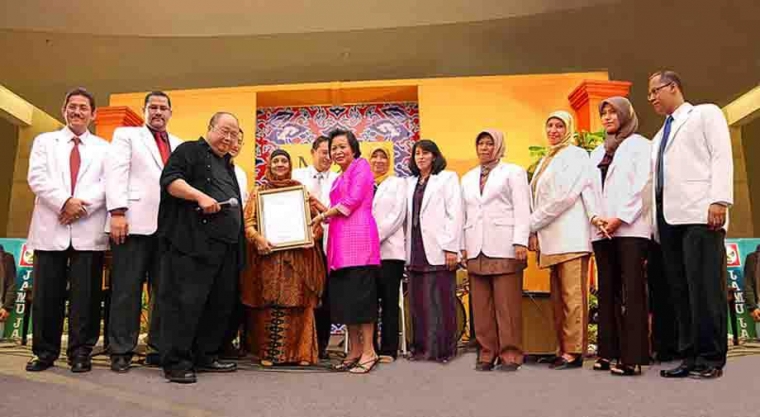 Ketika Dokter Digoda Perusahaan Farmasi Dengan Iming Iming