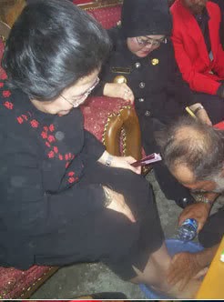Kader PDI-P mencuci Kaki Megawati (facebook.com)
