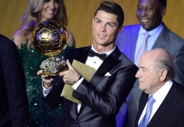 (Cristiano Ronaldo meraih gelar FIFA Ballon DOr 2013 mengalahkan Messi dan Ribery)