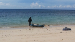 Perahu nelayan di Pantai Puru Kambera