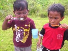 Anak - anak sedang menyikat gigi - Dokumentasi Pribadi Tim 