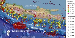 Gambar 8. Koordinat episentrum-episentrum gempa di sekujur pulau Jawa hingga 2007 TU. Nampak dua lokasi di zona subduksi yang telah melepaskan gempa besar dan tsunaminya. Masing-masing di sebelah timur (sumber gempa besar Banyuwangi 1994) dan sebelah barat (sumber gempa Pangandaran 2006). Nampak pula dua lokasi jarang gempa (ditandai garis putus-putus), masing-masing di selatan Jawa Barat dan selatan Jawa Tengah (ditandai sebagai seismic gap). Dua lokasi tersebut diprediksi bakal menjadi sumber gempa besar dan tsunami mendatang. Sumber: Natawidjaja, 2007. 