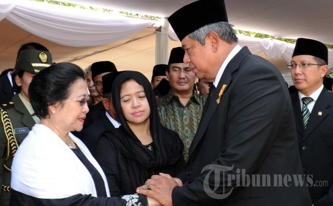 SBY Genggam Tangan Megawati, Puan Tersenyum