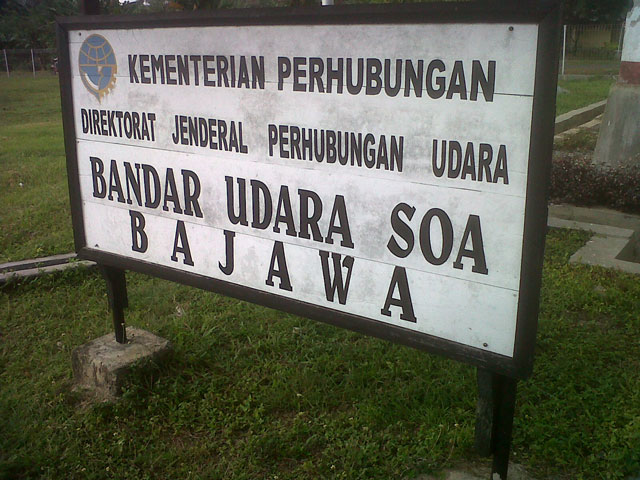 Bandara ini pernah ditutup bupati lho, mungkin kejadian satu - satunya di dunia..hehhe (kolpri)