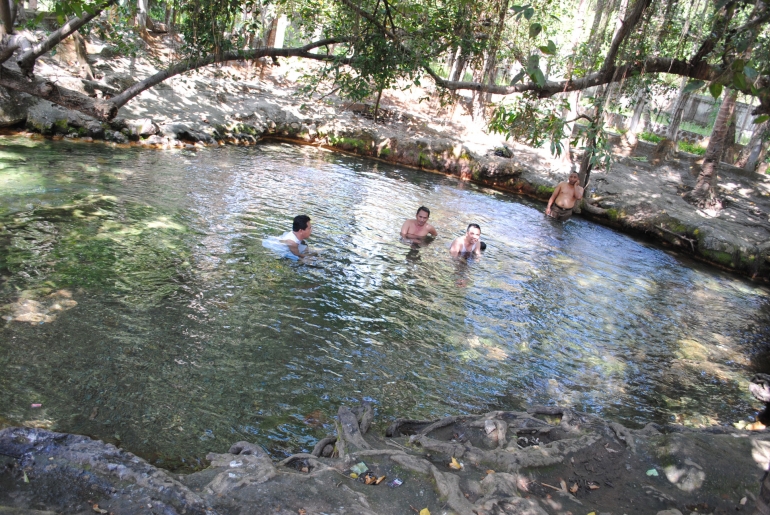 Menikmati Kolam alam air panas Soa (Kolpri)