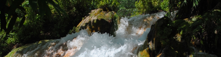 Aliran air terjun dari mata air panas dan dingin (kolpri)