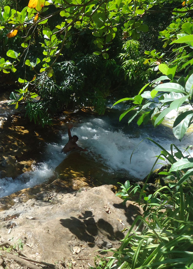 Mandi di bawah air terjun, campuran air dingin dan panas (kolpri)