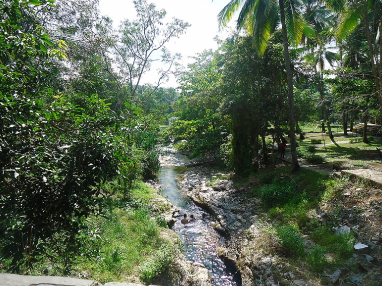 Aliran sungai air hangat dari atas (kolpri)