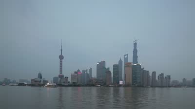 kawasan Pudong yang dipisah sungai Huangpu (footage.shutterstock.com)