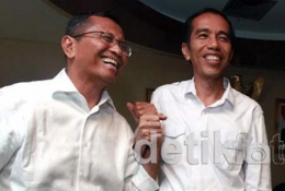 Dahlan Iskan dan Jokowi. Sumber foto: http://us.images.detik.com/content/2012/10/16/4/185735_jokodahlan5dlem.jpg