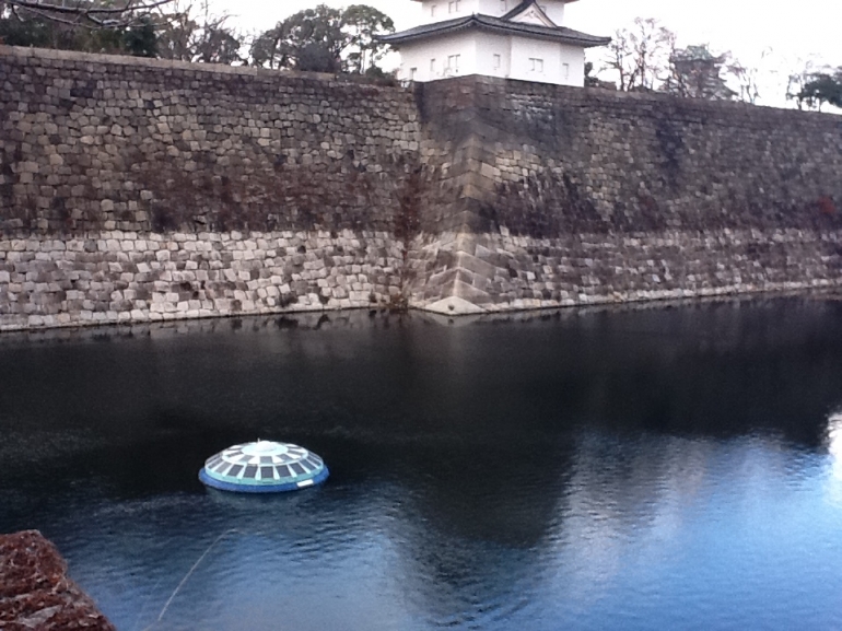 Alat pembersih air bertenaga sinar matahari yang bentuknya mirip UFO ( lokasi Osaka Castle ) / foto sapto nugroho