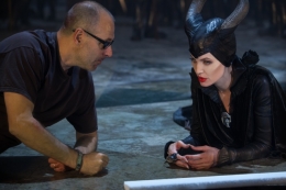 (sumber: http://www.cinemazzi.com/wp-content/uploads/2014/05/Angelina-Jolie-behind-the-scenes-Maleficent-1.jpg)