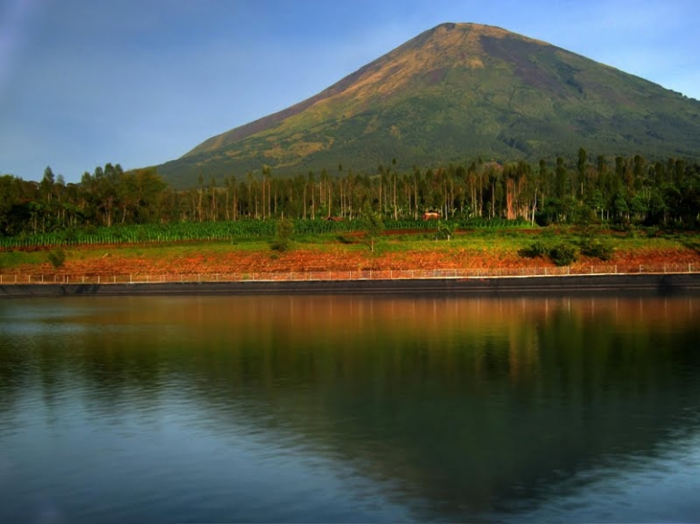 Embung Kledung yang menawarkan panorama indah pegunungan Sumbing dan Sindoro ((warning; penggunaan foto tanpa ijin adalah pelanggaran terhadap hak cipta)