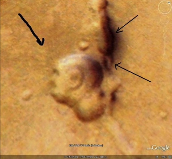 pahatan wajah Gandhi di permukaan Mars yang terlihat melalui Google Mars (dok. Matteo Ianneo/ESA)