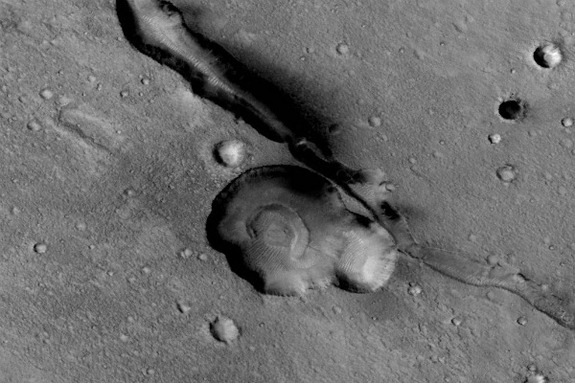 Fitur geologi Mars yang mirip wajah Gandhi diambil dari Mars Reconnaissance Orbiter (sumber space.com)