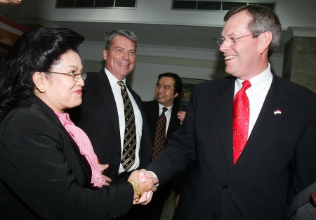 U.S. Secretary of Health and Human Services Michael Levitt (right) shakes hands with Indonesian Health Minister Siti Fadilah Supari following a meeting at the State Palace in Jakarta, April 2008 (JP/Berto Wedhatama)