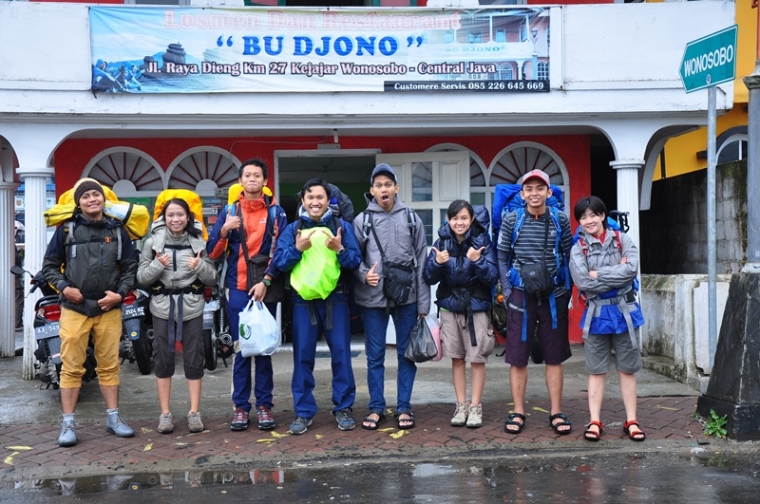 Foto bersama di Depan Homestay Bu Djono