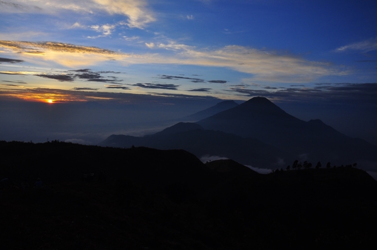 Golden Sunrise Gunung Prau
